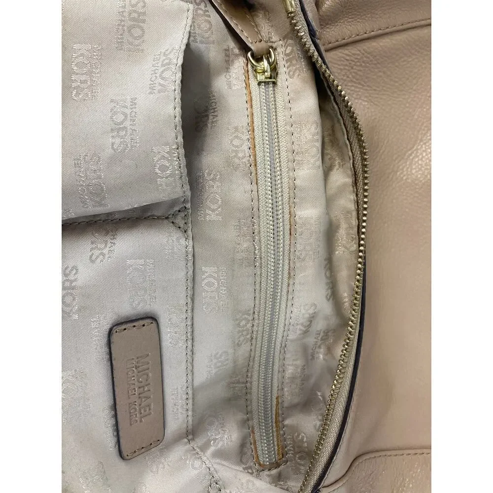 MICHAEL KORS, MEDIUM TAUPE PEBBLED LEATHER CROSSBODY BAG